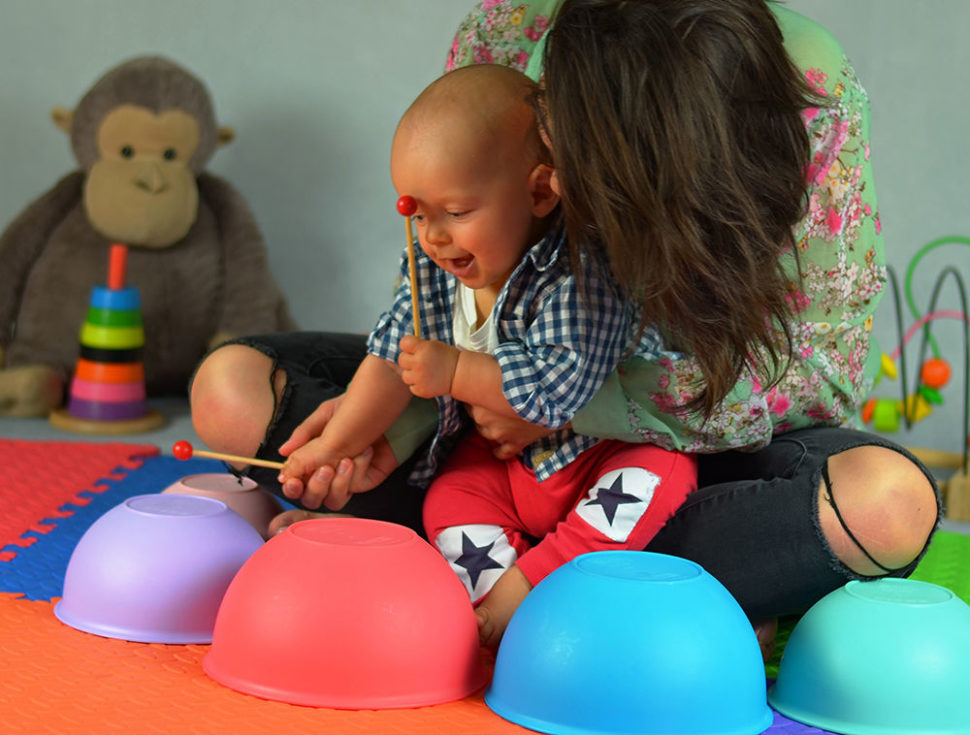Das Buch „Spielend Eltern sein 1“: 99 Ideen für Babyspiele ab Geburt