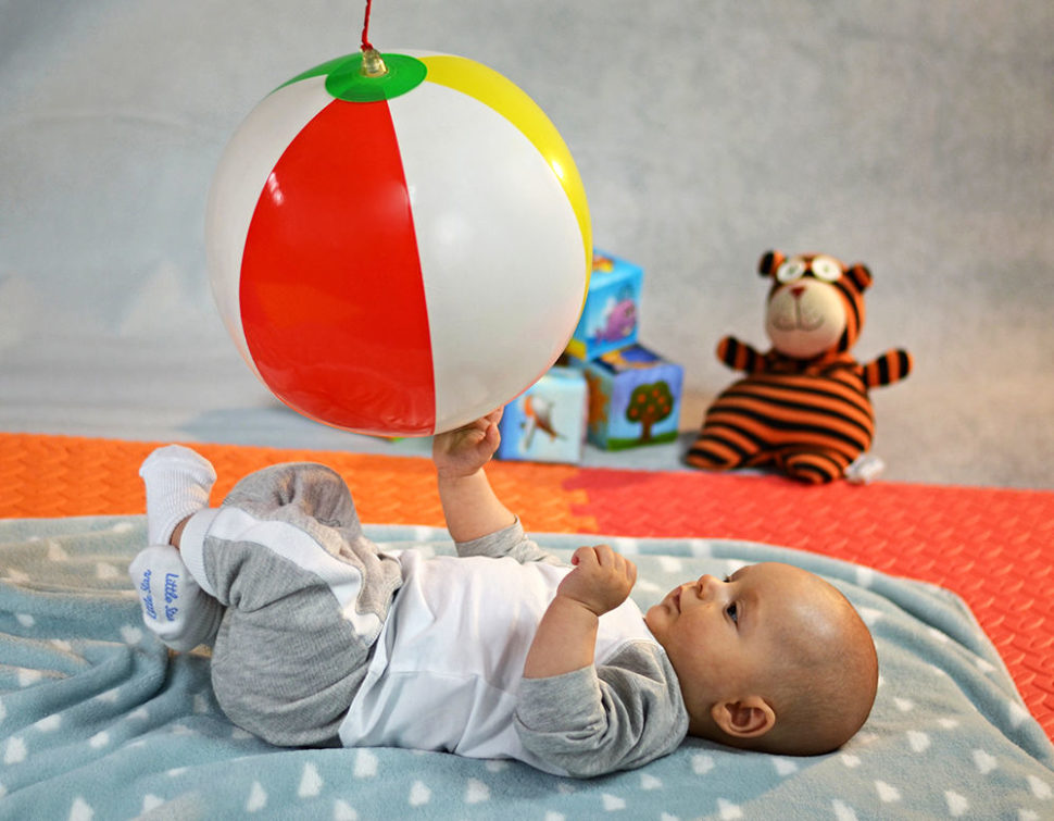 Das Buch „Spielend Eltern sein 1“: 99 Ideen für Babyspiele ab Geburt